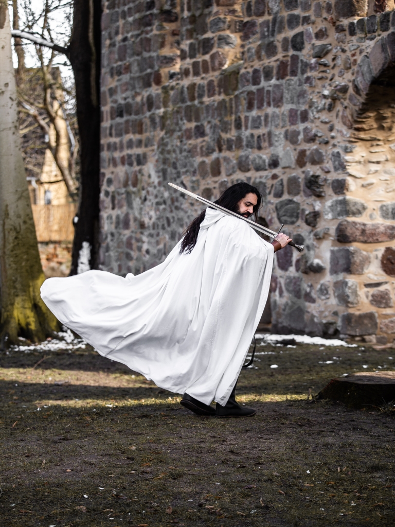 Cape medieval blanche homme cote